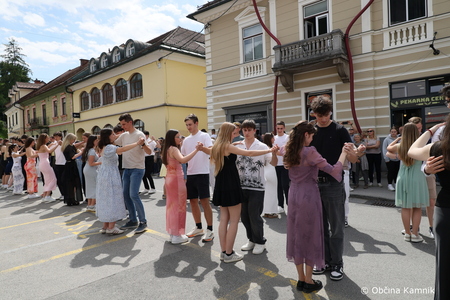 Četvorka maturantov oživila kamniški Glavni trg (41)
